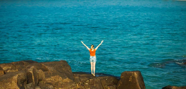 Das Mädchen Steht Auf Einem Felsen Meer Und Hebt Die — Stockfoto