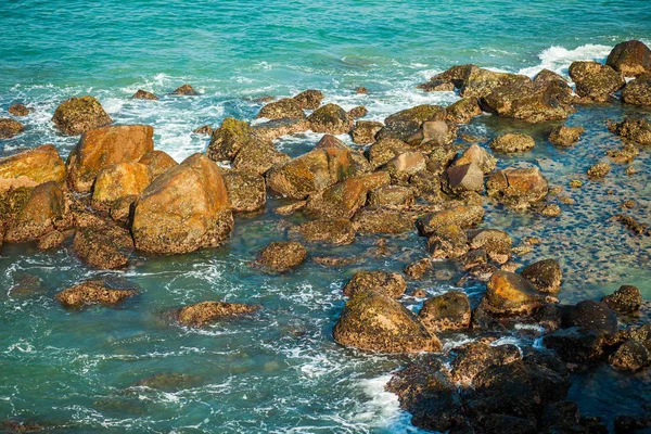 岩石の多い海岸の海海の背景 — ストック写真