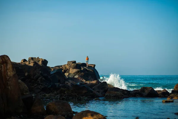 Ragazza Trova Sulla Spiaggia Dell Oceano Con Mani Alto — Foto Stock