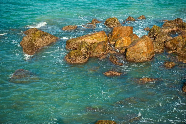 岩石の多い海岸の海海の背景 — ストック写真