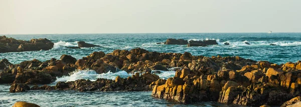 Pietre Nel Mare Oceano Sfondo Panorama — Foto Stock