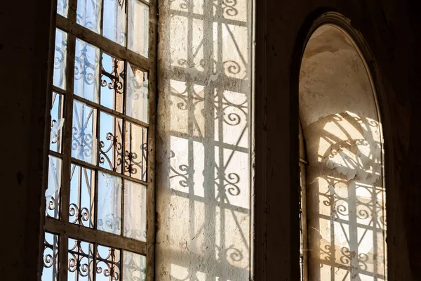 Fönstren Kyrkan Med Mönstrad Galler Solen — Stockfoto
