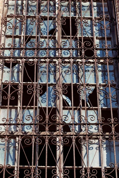 古い教会で壊れた窓 — ストック写真