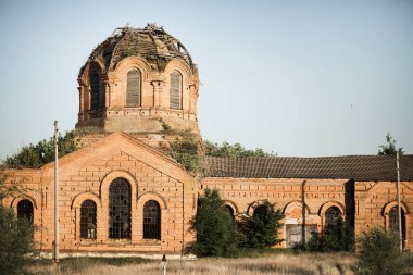 Terk edilmiş yıkık kilise önden görünüm