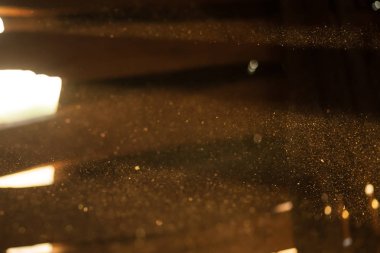 Güneş ışınları odak koyu arka plan dışında