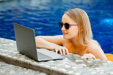 kız havuzda laptop arıyorum