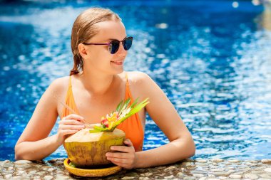 Havuzun içinde Hindistan cevizi ile kız