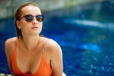 Havuzdaki kız tatil