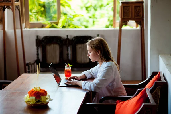 Mädchen Arbeitet Laptop Einem Café — Stockfoto