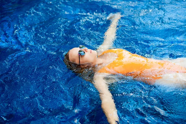 Mädchen Mit Sonnenbrille Schwimmt Pool — Stockfoto