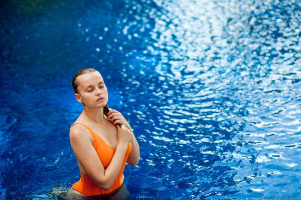 Mädchen Mit Nassen Haaren Schwimmt Pool — Stockfoto