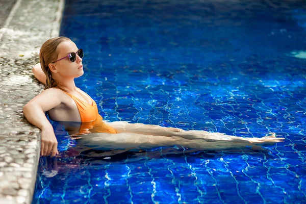 Mädchen Sitzt Pool — Stockfoto
