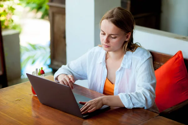 Girl Freelancer Working Laptop Cafe — Stock Photo, Image