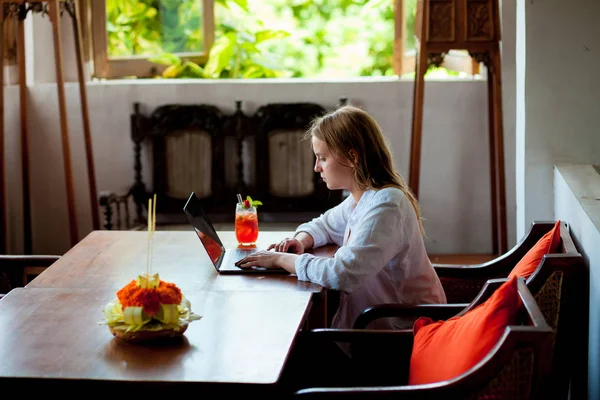 Girl Freelancer Working Laptop Cafe — Stock Photo, Image