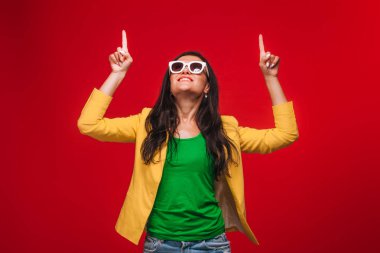 Sarı ceket kırmızı arka plan kız kopya sp kadar parmaklarını gösterir