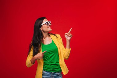 Sarı ceket kırmızı arka plan kız kopya sp kadar parmaklarını gösterir