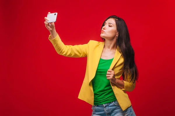 A menina tira uma selfie em um telefone celular — Fotografia de Stock