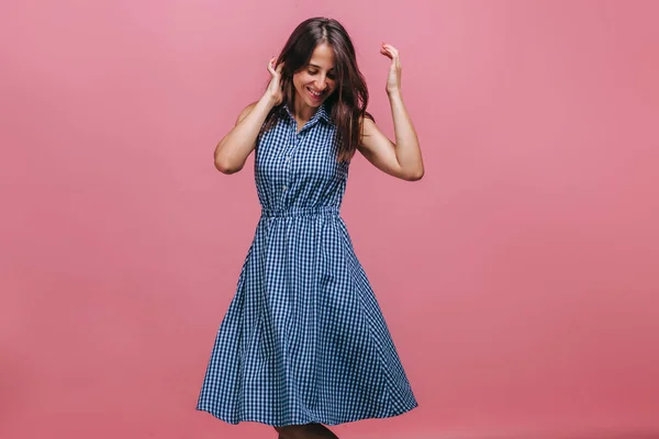 Chica en vestido azul bailando sobre fondo rosa —  Fotos de Stock