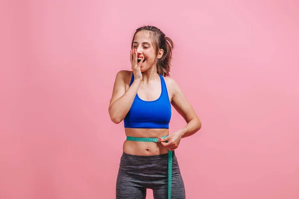 Chica mide la cintura y disfruta de fondo rosa — Foto de Stock