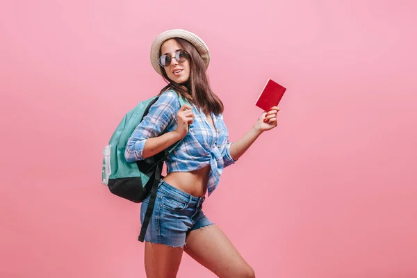 Menina turística no fundo rosa — Fotografia de Stock