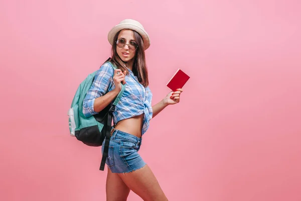 A turista menina com mochila está mostrando passaporte em um bac rosa — Fotografia de Stock