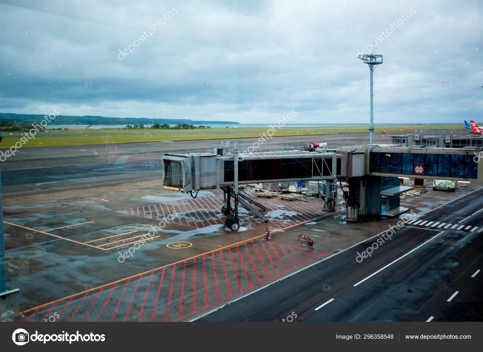 БАЛИ, ИНДОНЕЗИЯ - 22 ЯНВАРЯ 2019 Года: Аэропорт Денпасар, Ворота В.