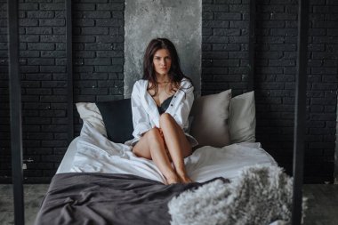 Altında siyah darmadağınık saçları ile seksi güzel esmer kız