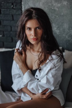 Altında siyah darmadağınık saçları ile seksi güzel esmer kız