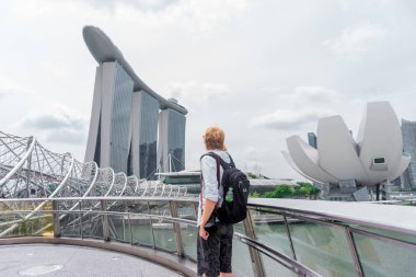 Singapur, 22 Ocak 2019: Gökdelen 'in arka planında turist