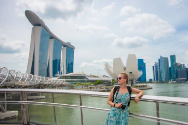 Singapur - 22 Ocak 2019: Arka planda kız turist