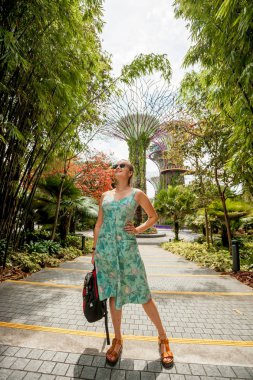 Singapur - 22 Ocak 2019: Ba yakınlarındaki Bahçelerde Turist Kız