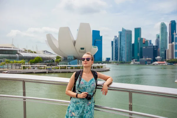 Сінгапур - 22 січня 2019: Дівчина туристка на фоні — стокове фото