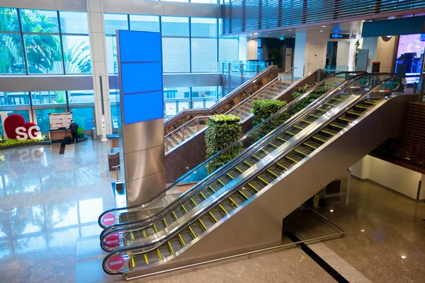 Singapore - 22. Januar 2019: Rolltreppe zum Flughafen — Stockfoto