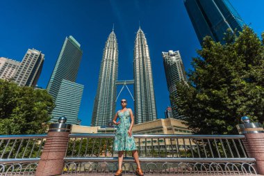 Kuala Lumpur, Malezya - 23 Ocak 2019: Güneş gözlüklü kız p