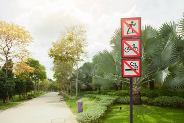 Singapur - 23 Ocak 2019 : Parkta tabelaların yasaklanması 