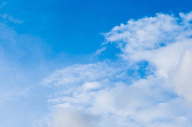 Mavi gökyüzü arka plan dokusu ndaki bulutlar