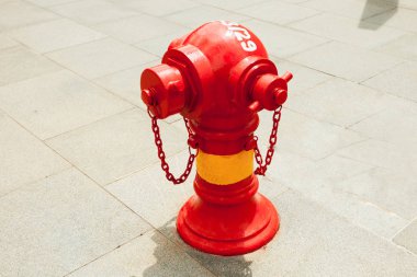 Caddedeki kırmızı yangın musluğu.