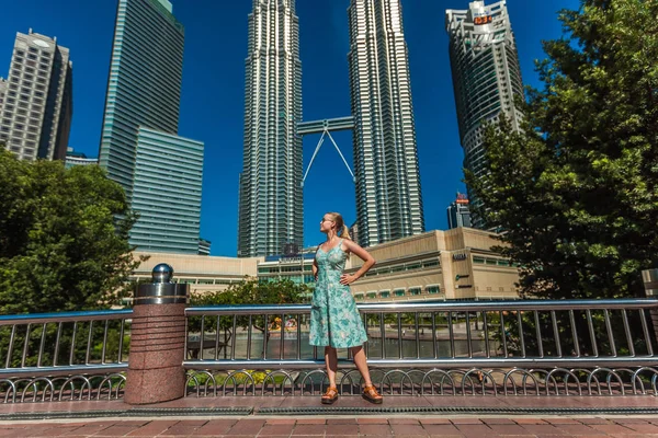 Kuala Lumpur, Malaysia - 23 січня 2019: Girl on Petronas bac — стокове фото