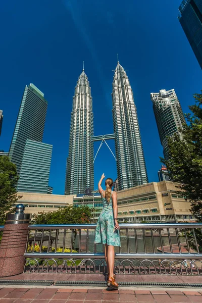Kuala Lumpur, Malaysia - 23 січня 2019: Girl on Petronas bac — стокове фото
