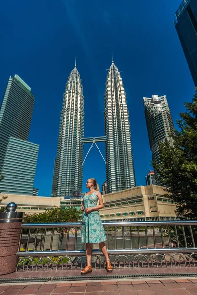 Kuala Lumpur, Malaysia - 23 січня 2019: Girl on Petronas bac — стокове фото