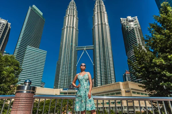 Kuala Lumpur, Malaysia - 23 січня 2019: Girl on Petronas bac — стокове фото