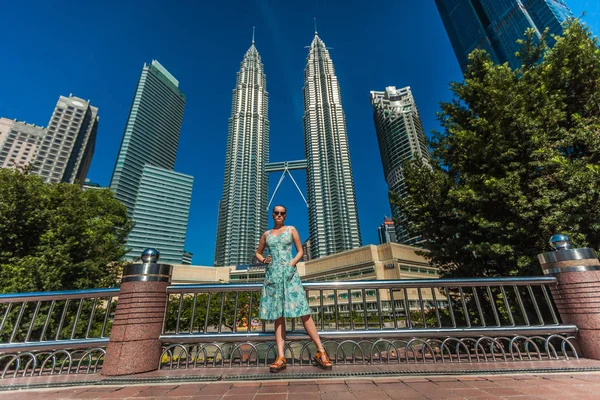 Kuala Lumpur, Malaysia - 23 січня 2019: Дівчина в сонцезахисних окулярах p — стокове фото