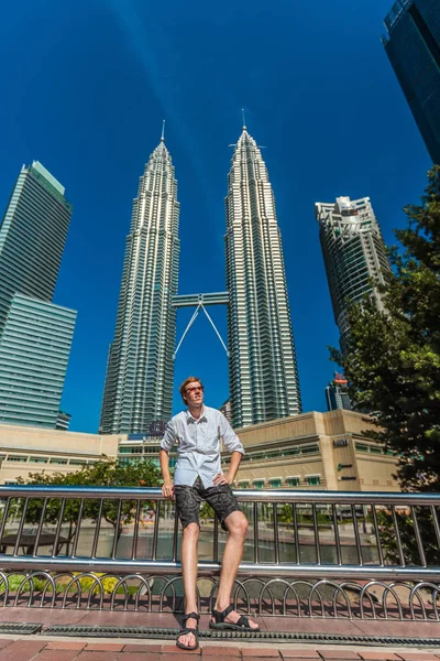 Kuala Lumpur, Malaysia - 23 січня 2019: Man Tourist on the b — стокове фото