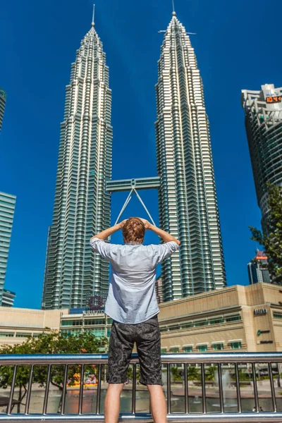 Kuala Lumpur, Malaysia - 23 січня 2019: Man Tourist on the b — стокове фото