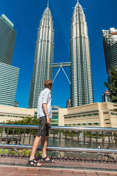 Kuala Lumpur, Malaysia - 23 січня 2019: Man Tourist on the b — стокове фото