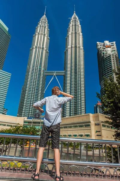 Kuala Lumpur, Malaysia - 23 січня 2019: Man Tourist on the b — стокове фото