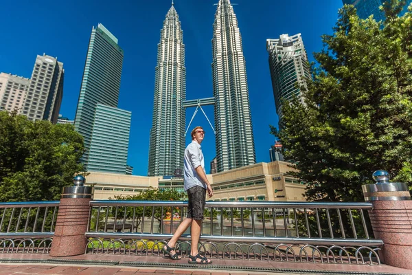 Kuala Lumpur, Malaysia - 23 січня 2019: Man Tourist on the b — стокове фото