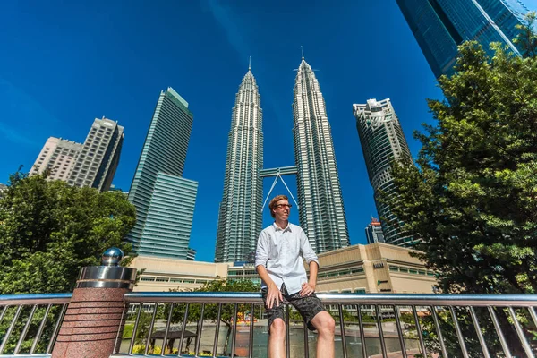 Kuala Lumpur, Malaysia - 23 січня 2019: Man Tourist on the b — стокове фото