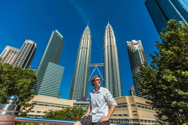 Kuala Lumpur, Malaysia - 23 січня 2019: Man Tourist on the b — стокове фото