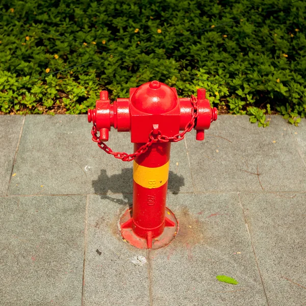 Hidrante de fogo vermelho na rua — Fotografia de Stock